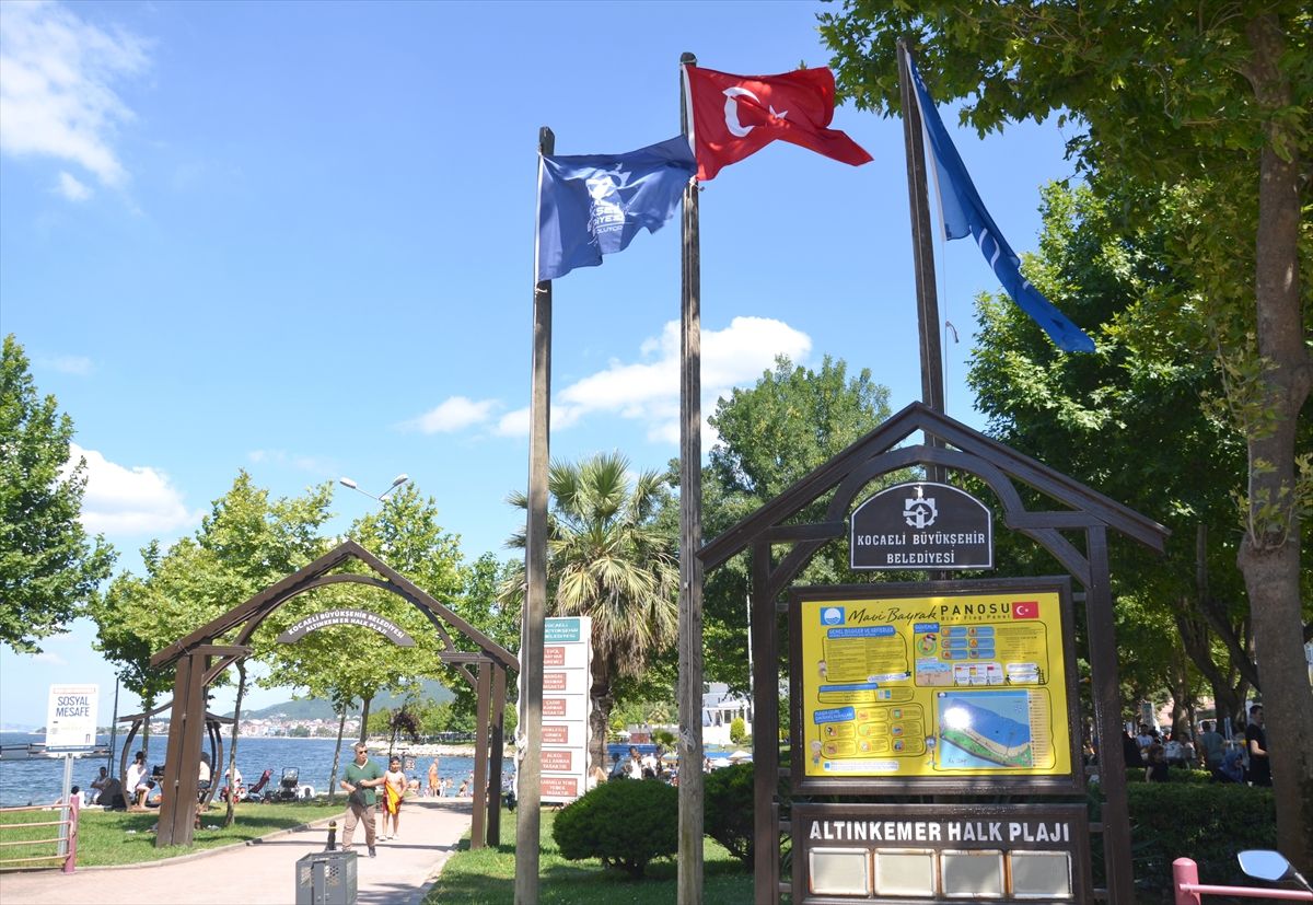 Karamürsel'deki plajlarda hafta sonu yoğunluğu yaşanıyor