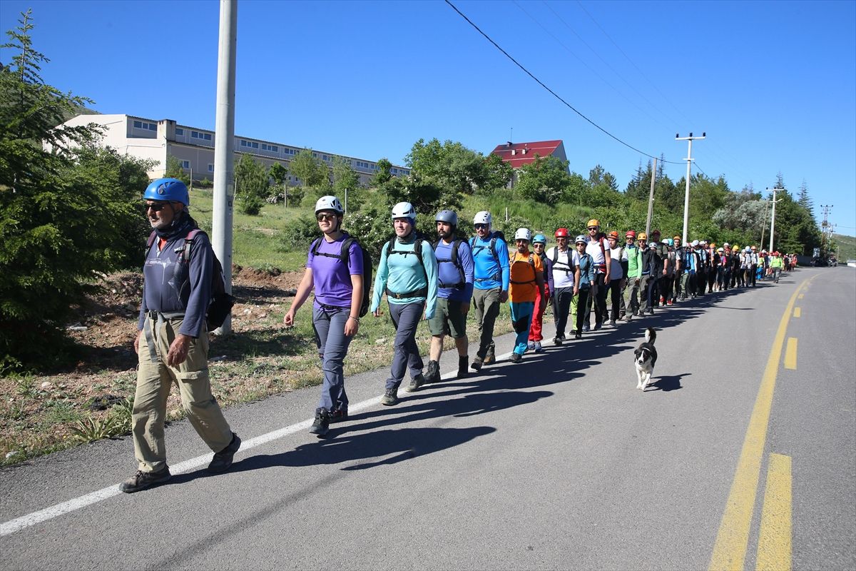 Kaya tırmanışını 'dağcılığın okulu' Aladağlar'da öğreniyorlar