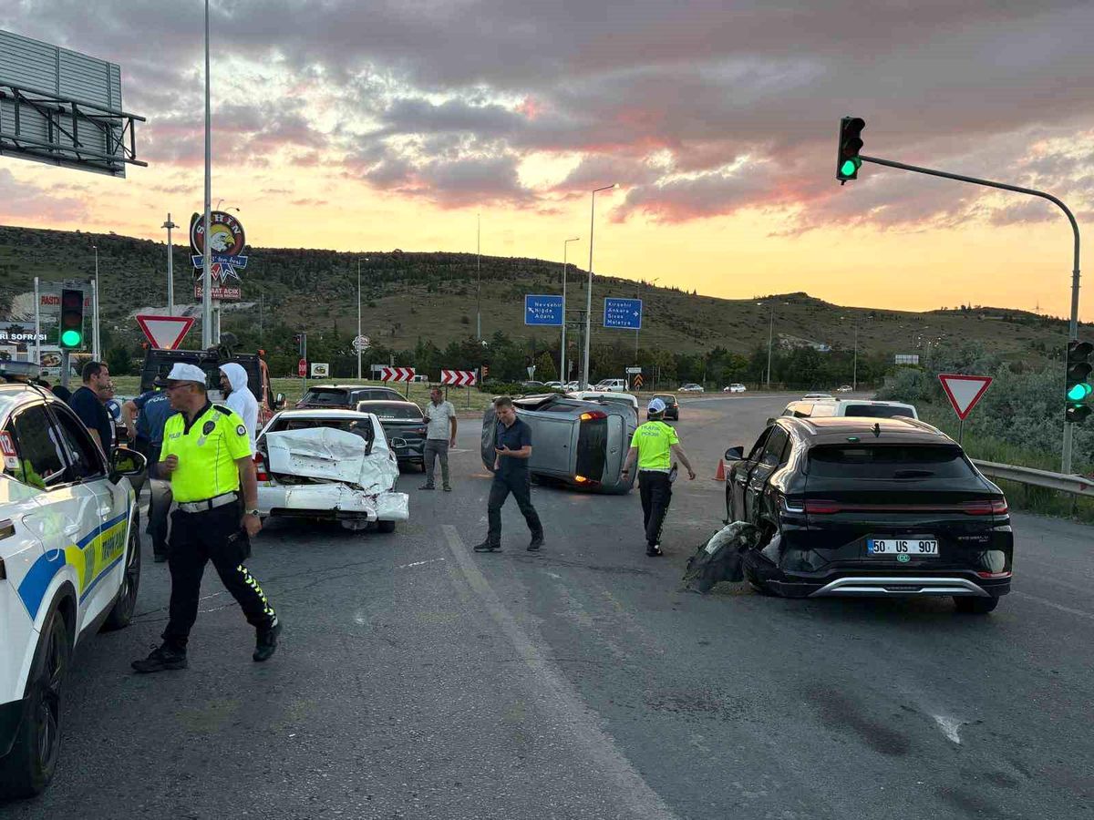 Kayseri'de otomobil trafik ışıklarında bekleyen 4 araca çarptı: 4 yaralı