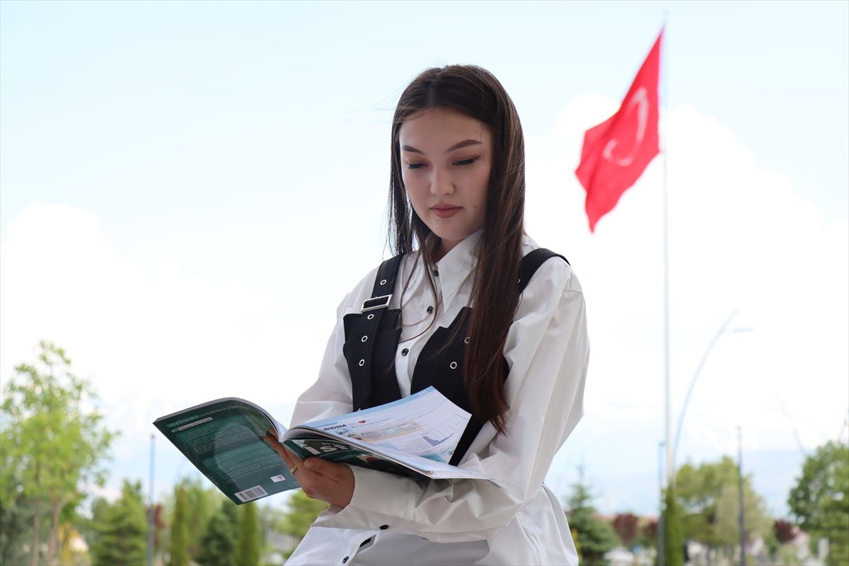 Kazak öğrenci Türkçe bilmeden geldi, bölüm birincisi oldu