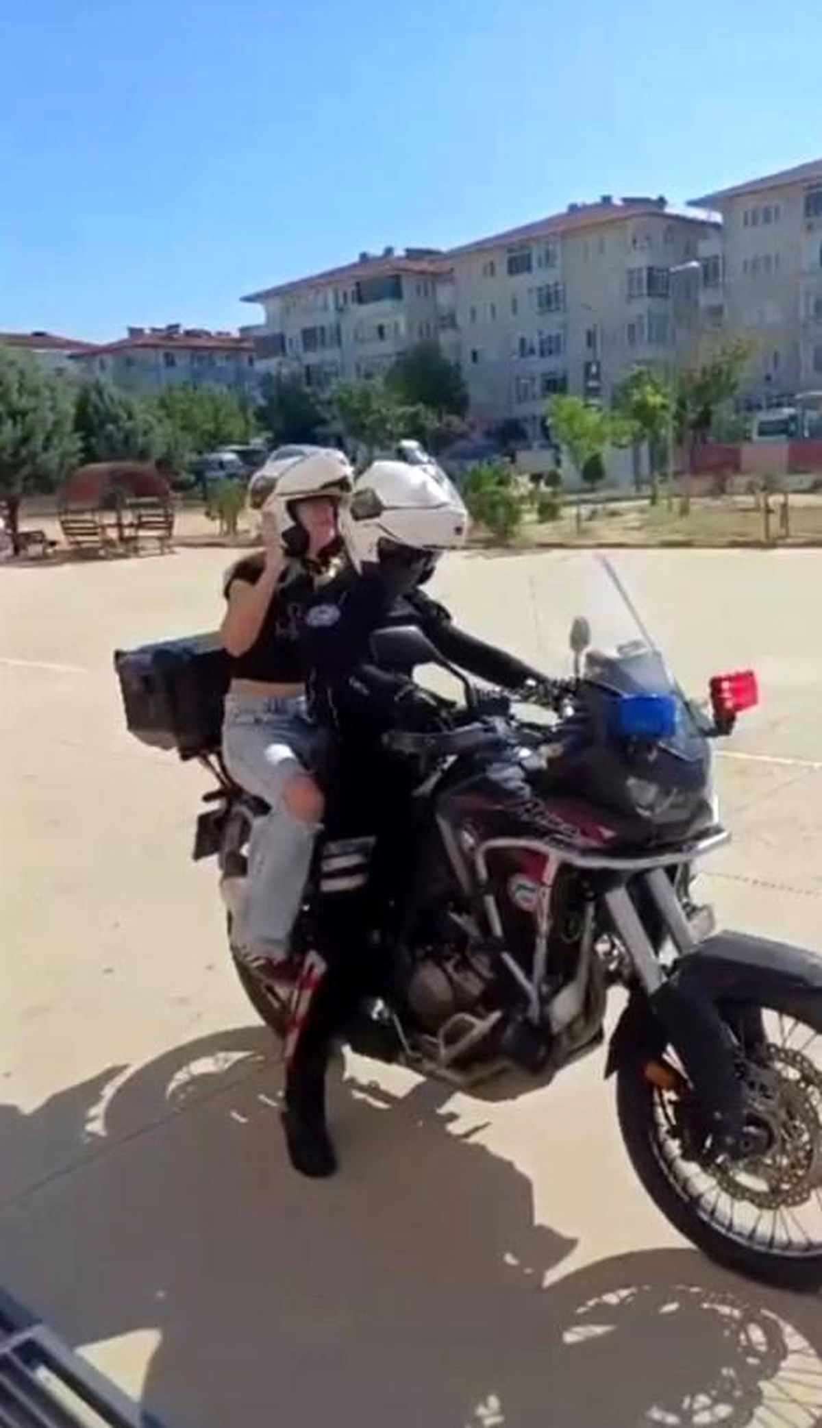 Keşan'da motosikletli polis timleri sınava geç kalan öğrencilerin imdadına yetişti