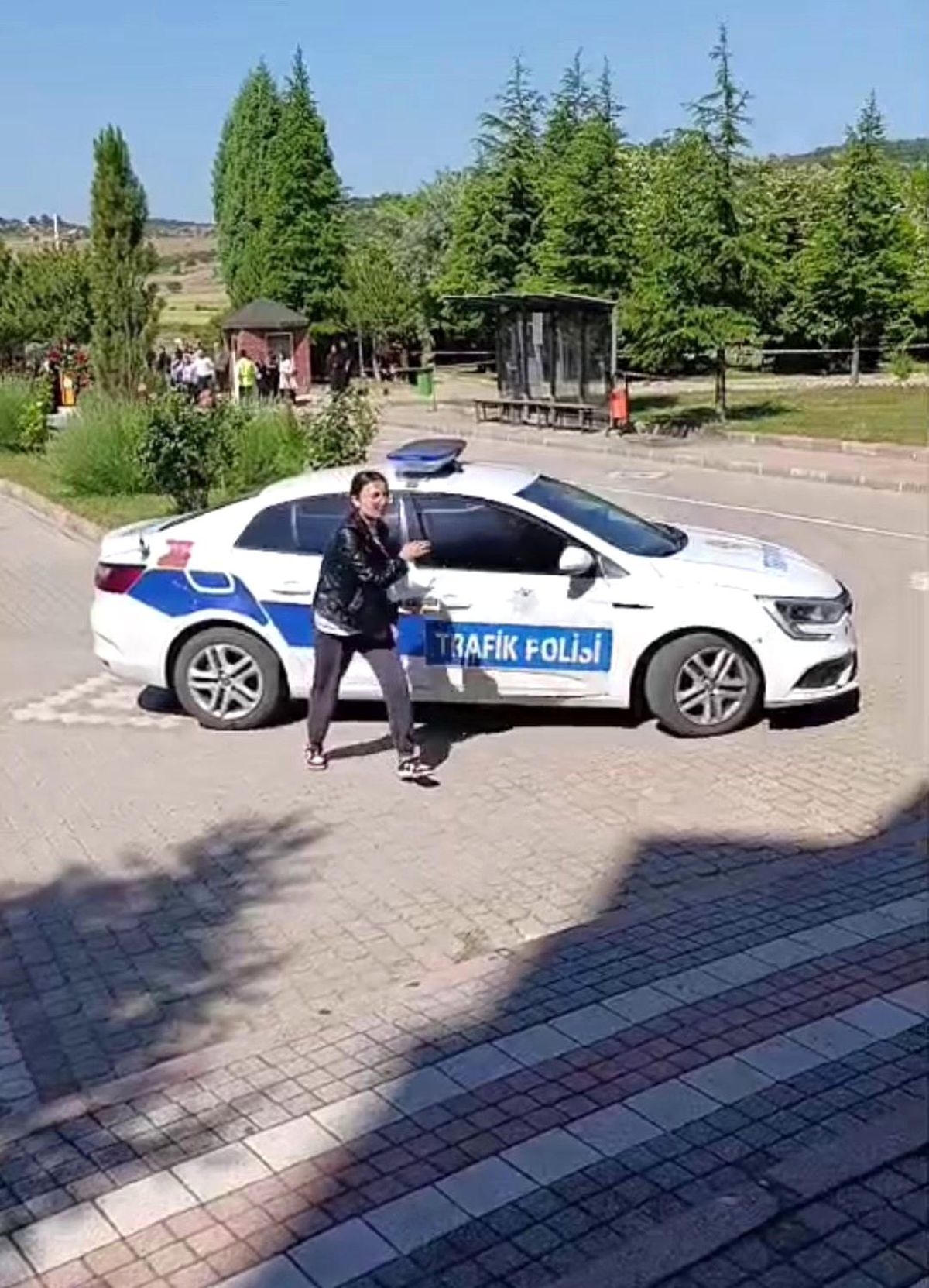Kütahya'nın Tavşanlı ilçesinde kimliği geçersiz çıkan bir öğrencinin polis ve nüfus müdürlüğü ekiplerinin yardımıyla sınava yetiştiği anı temsil eden görsel.