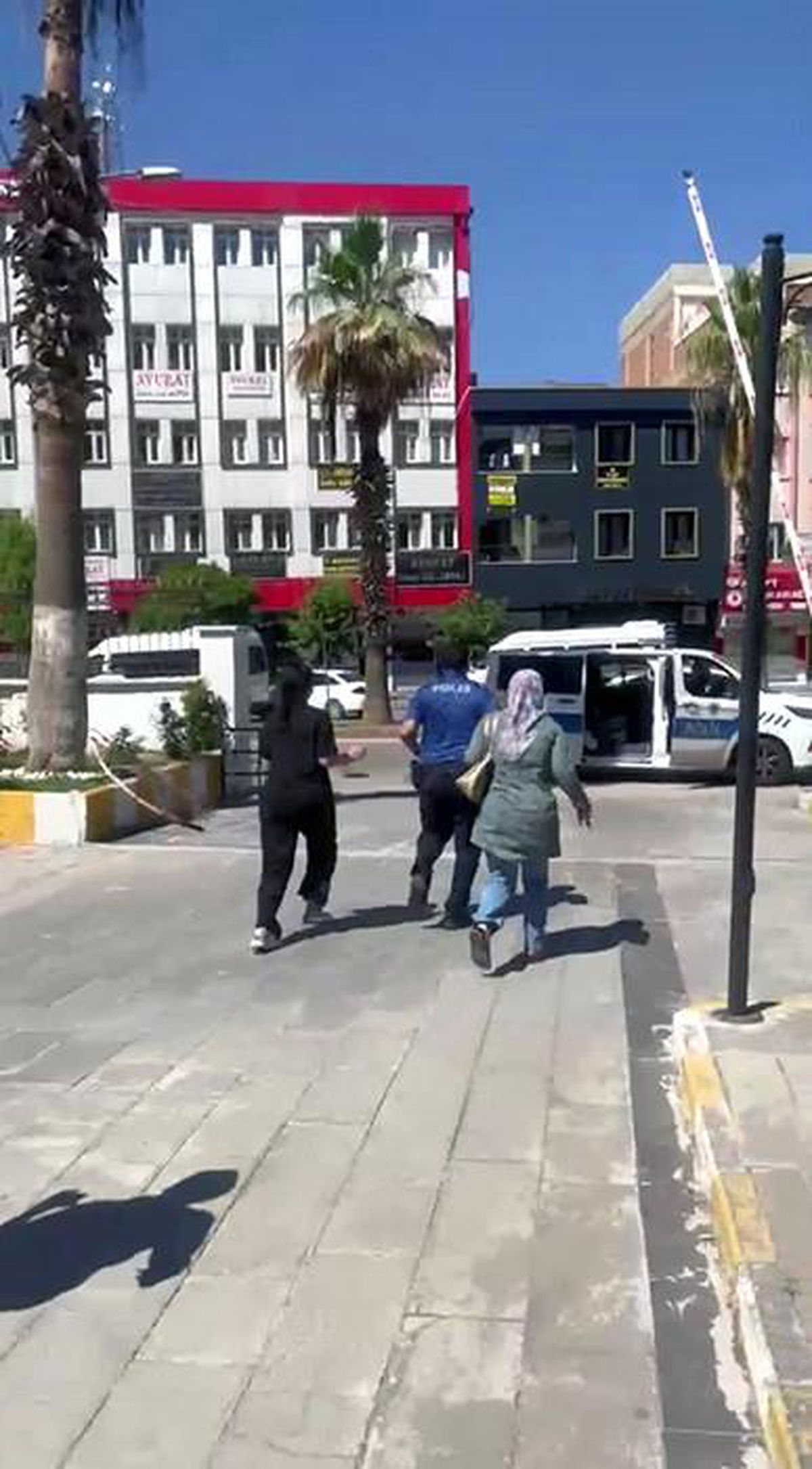 Kimliğini unutan öğrenciye polis yardım etti