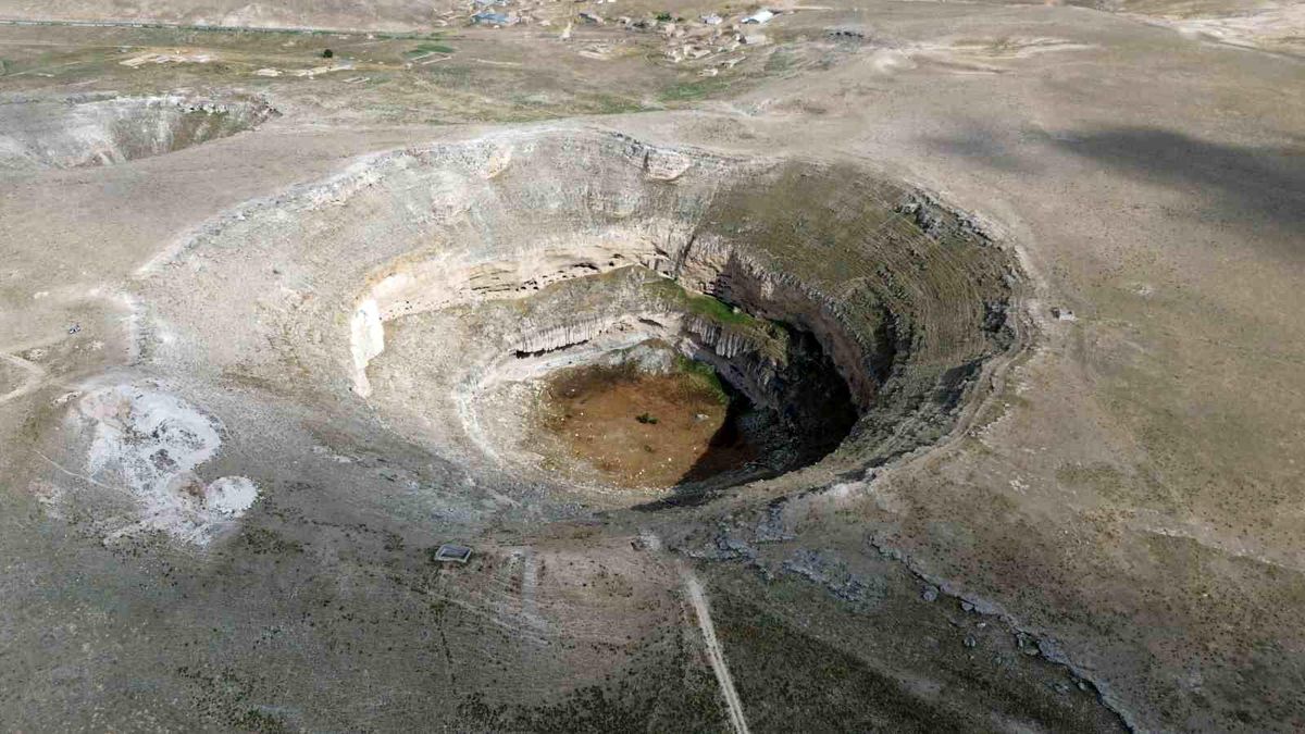 Konya'da kuruyan Çıralı Obruk Gölü yatağında ortaya çıkan mağaralar
