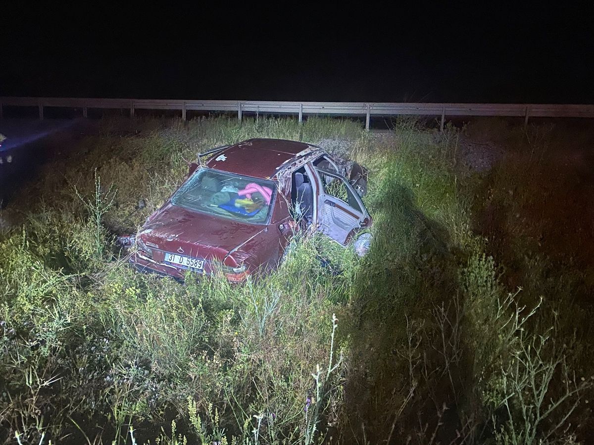 Konya'da şarampole devrilen otomobildeki 3 kişi yaralandı