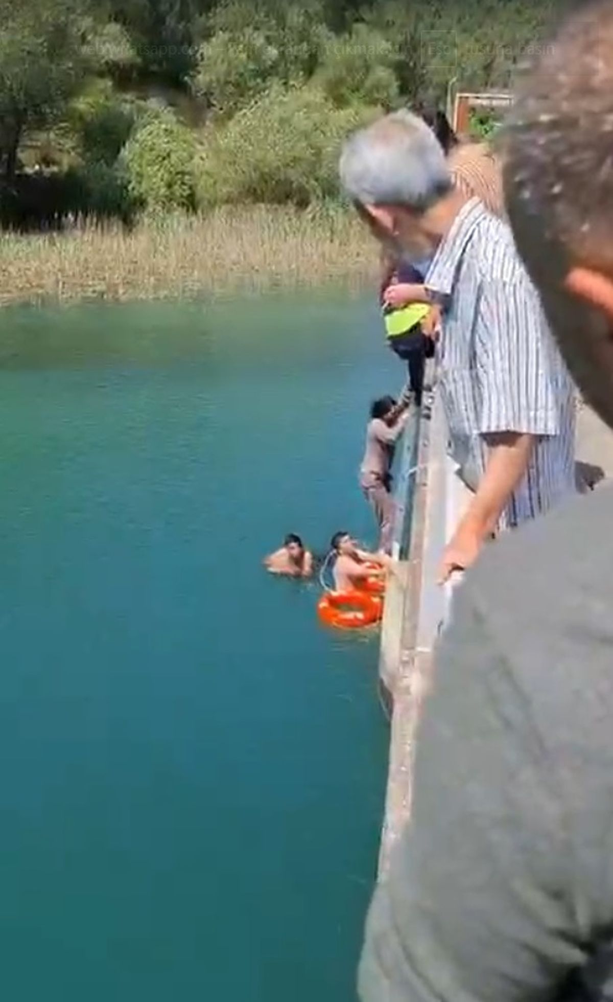 Adana'nın Aladağ ilçesinde Eğner Köprüsü'nde kurtarma çalışması yapan itfaiye ekipleri.