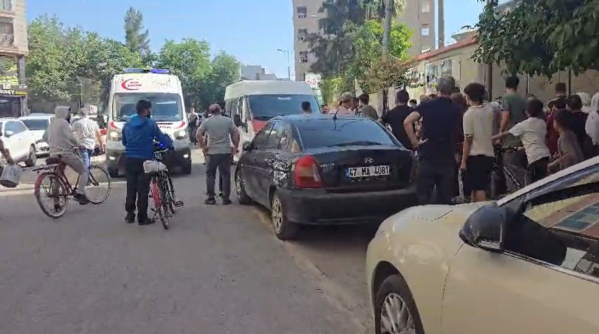 Mardin'in Kızıltepe ilçesinde 3. kattan düşen 2 yaşındaki çocuğun hastanede tedavisi sürüyor.