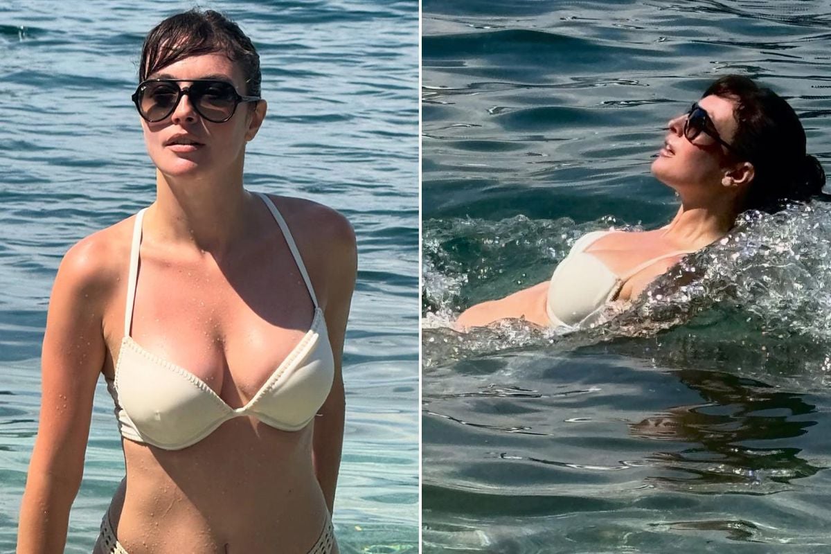 Melis Sezen tatilde bikinili poz verirken