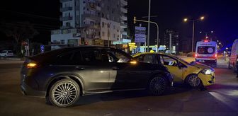 Mersin'de otomobille çarpışan taksideki 2 kişi yaralandı