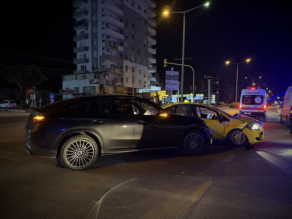 Mersin'de otomobille çarpışan taksideki 2 kişi yaralandı
