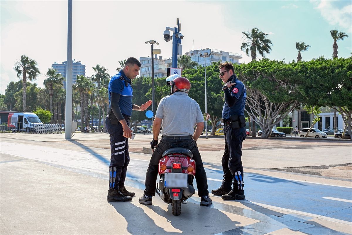 Mersin'de yürüyüş ve bisiklet yollarında motorlu araç kullanan kişilere ceza
