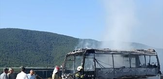 Muğla'da servis minibüsünde çıkan yangın hasara neden oldu