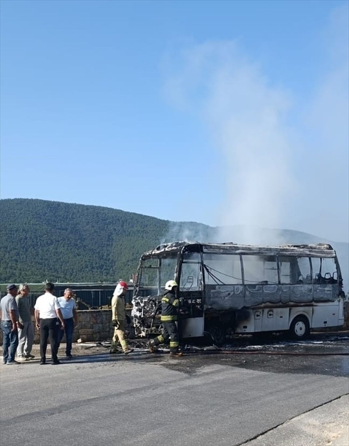 Muğla'da servis minibüsünde çıkan yangın hasara neden oldu