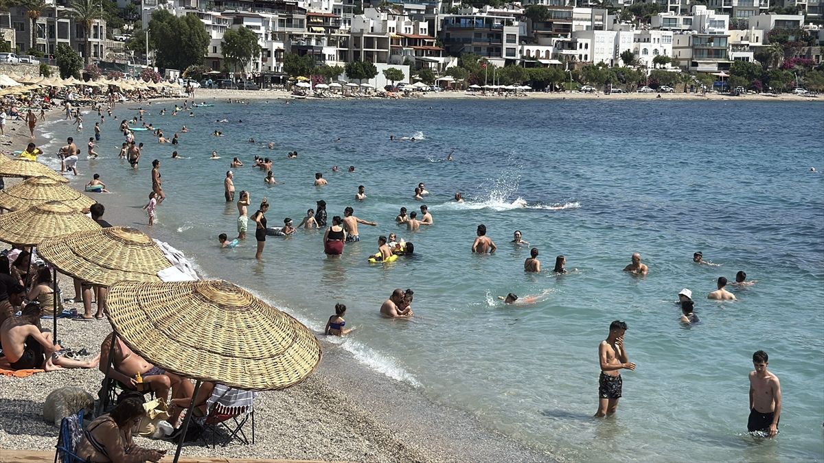 Muğla'da sıcak hava nedeniyle sahillerde yoğunluk yaşanıyor