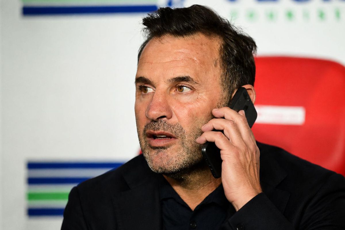 Galatasaray Teknik Direktörü Okan Buruk, Can Uzun ile telefonla görüşüyor.