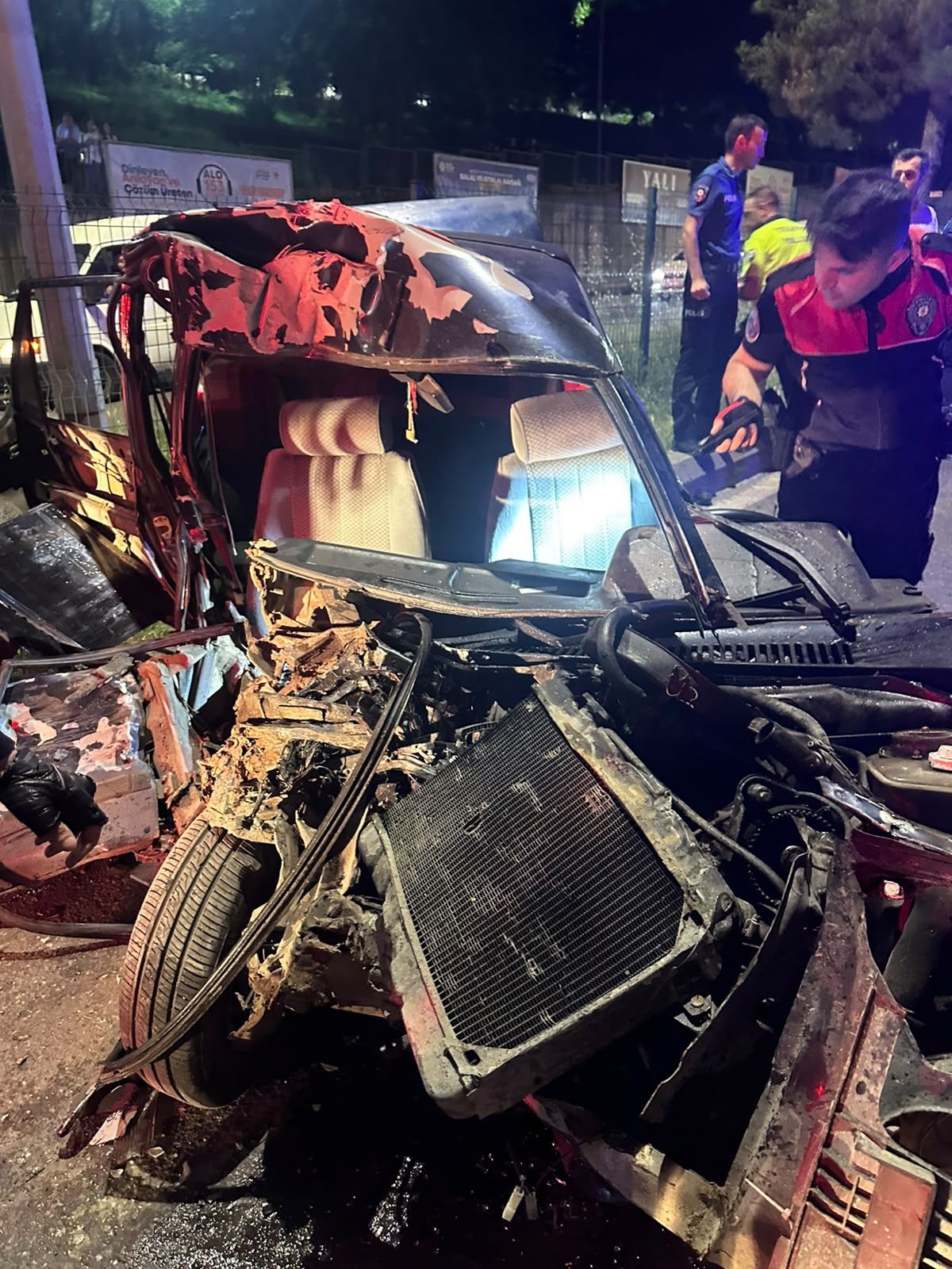 Otomobil, park halindeki araçlara çarptı; 2'si ağır 3 yaralı