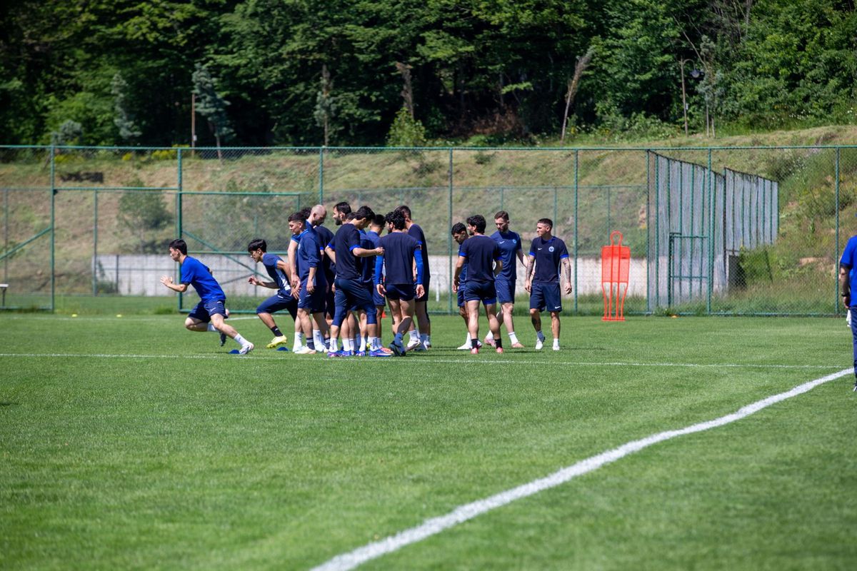 Navbahor Namangan futbol takımı Bolu'da antrenman yapıyor.
