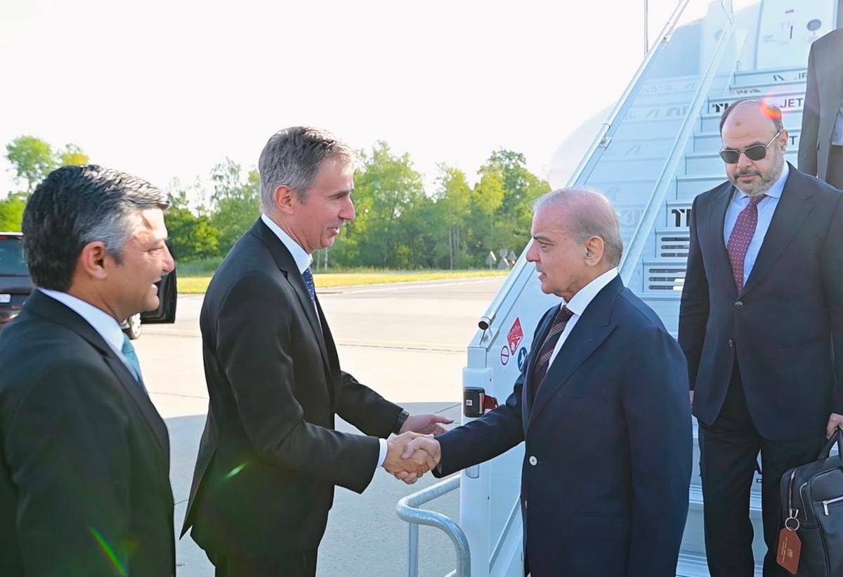 Pakistan Başbakanı Şahbaz Şerif, Genelkurmay Başkanı Orgeneral Asım Munir ile birlikte İsviçre'de.