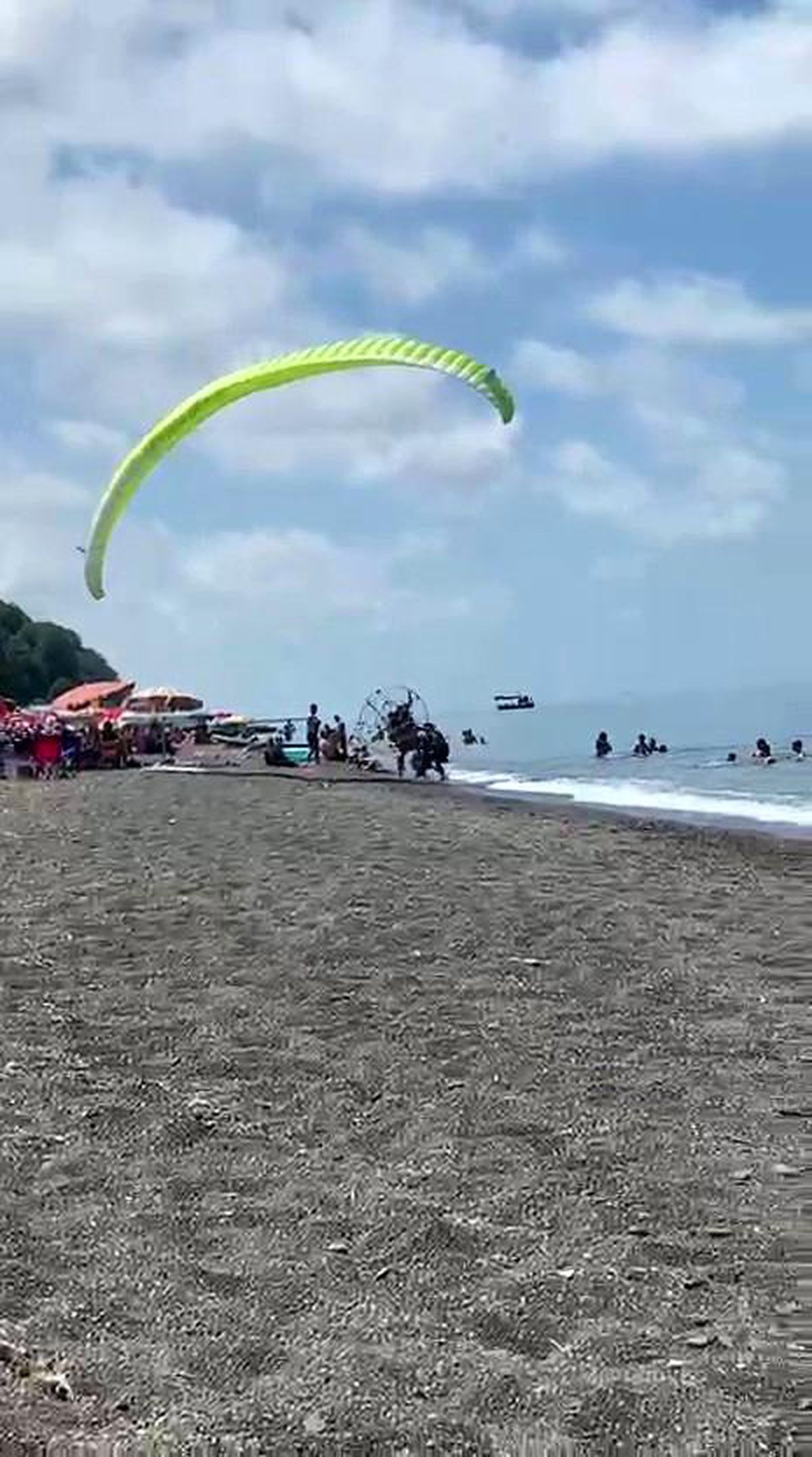 Akçakoca'da Kemos Plajı'nda motorlu yamaç paraşütünün kontrolünü kaybedip vatandaşların arasına dalması sonucu oluşan kaza ve panik anları.