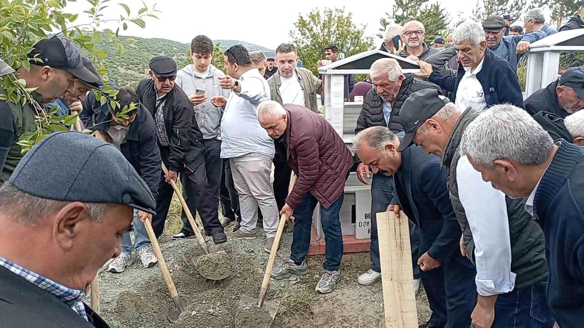 Rıza Çalımbay'ın annesi son yolculuğuna uğurlandı