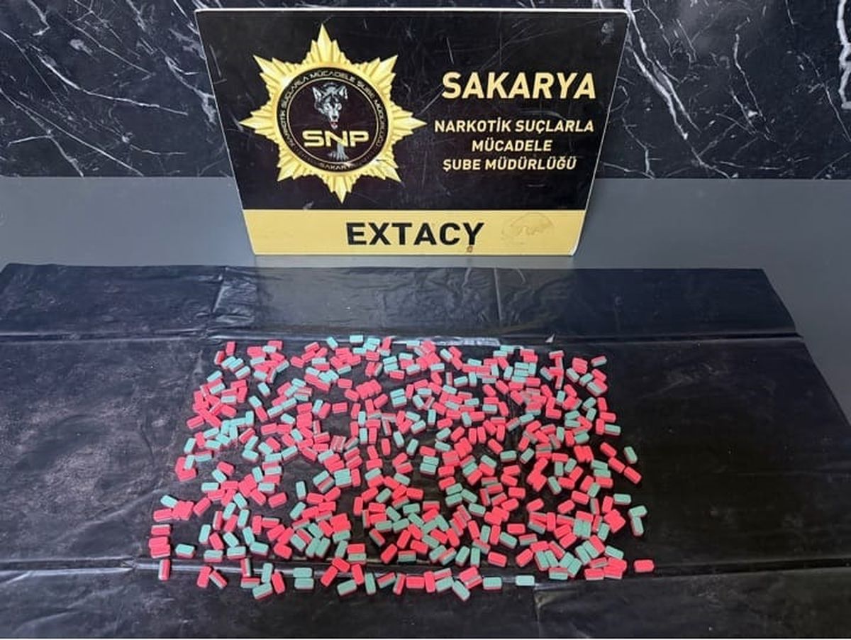 Hendek'te polis tarafından durdurulan otobüste yapılan uyuşturucu operasyonunda ele geçirilen sentetik haplar.