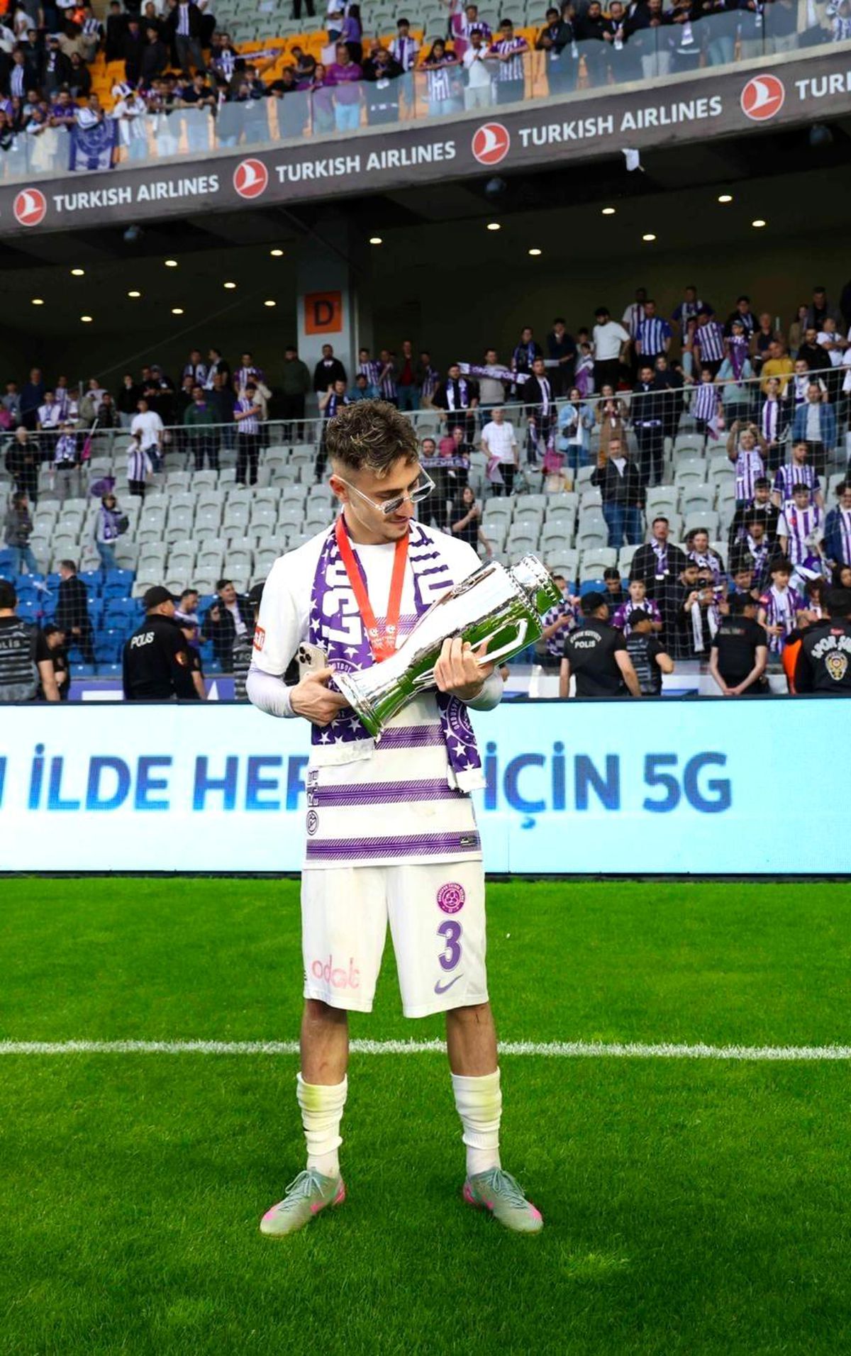 Enes Yetim'in 52 Orduspor formasıyla bir fotoğrafı.