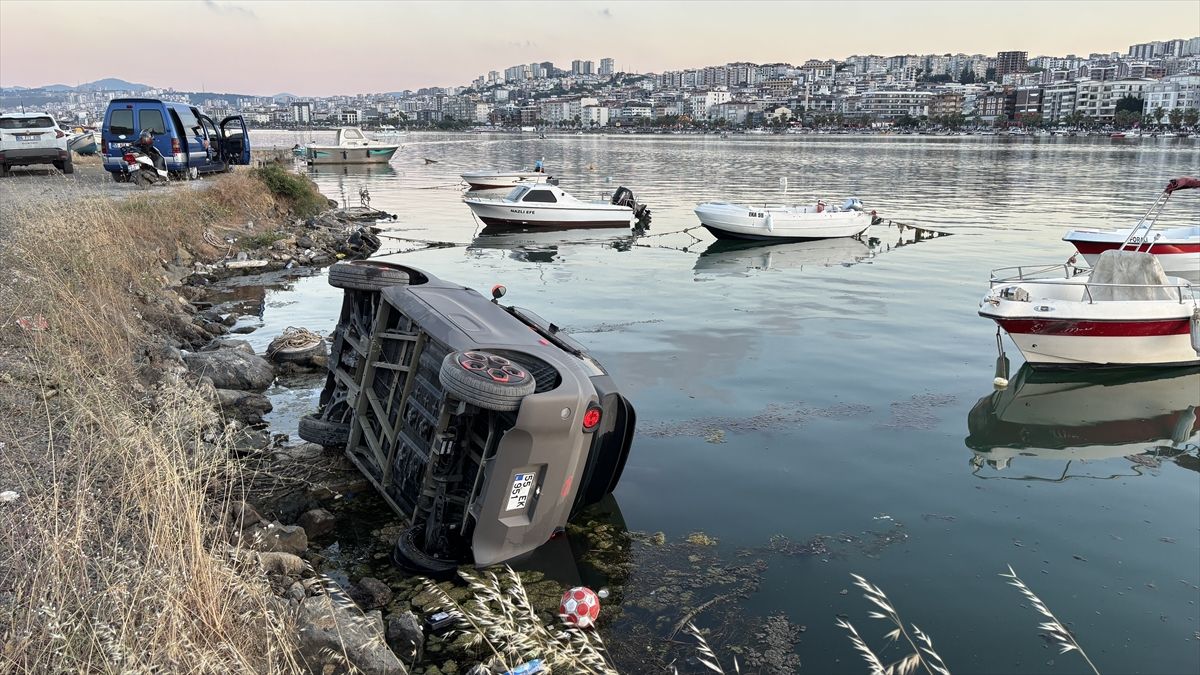 Samsun'un Atakum ilçesinde bir elektrikli aracın kayalıklara devrildiği kaza sonrası görüntü.