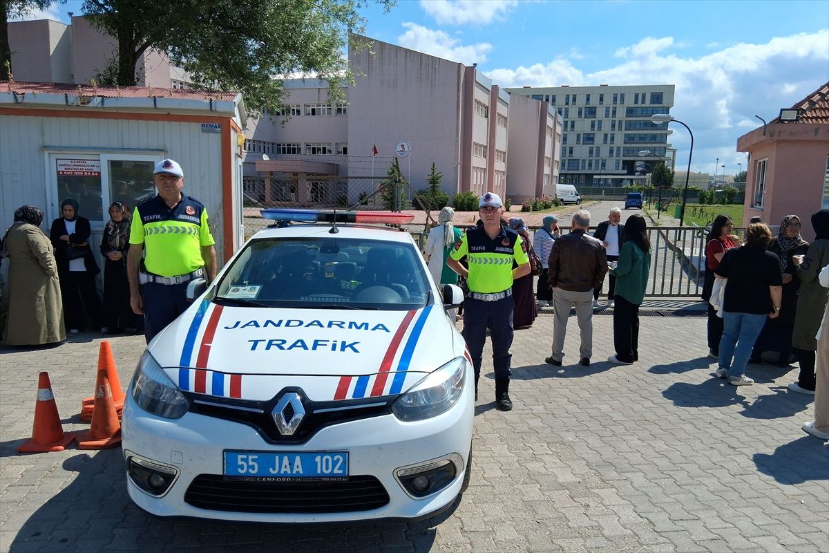 Samsun'da sınav için yanlış binaya giden öğrenciye jandarma yardımcı oldu