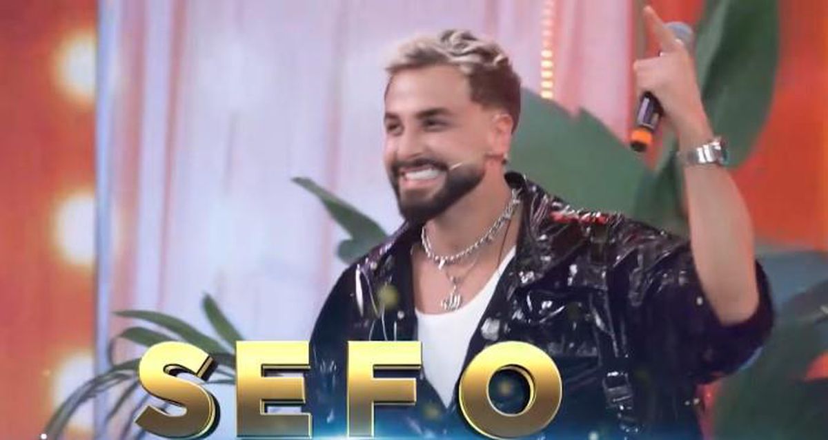 Popüler rapçi Sefo'nun sahne performansı sırasında çekilmiş bir fotoğrafı.