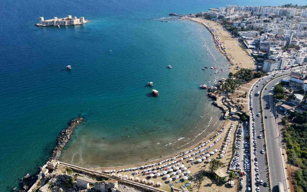 Mersin Kızkalesi sahili, sıcak hava dalgası ve bayram tatili nedeniyle doldu.