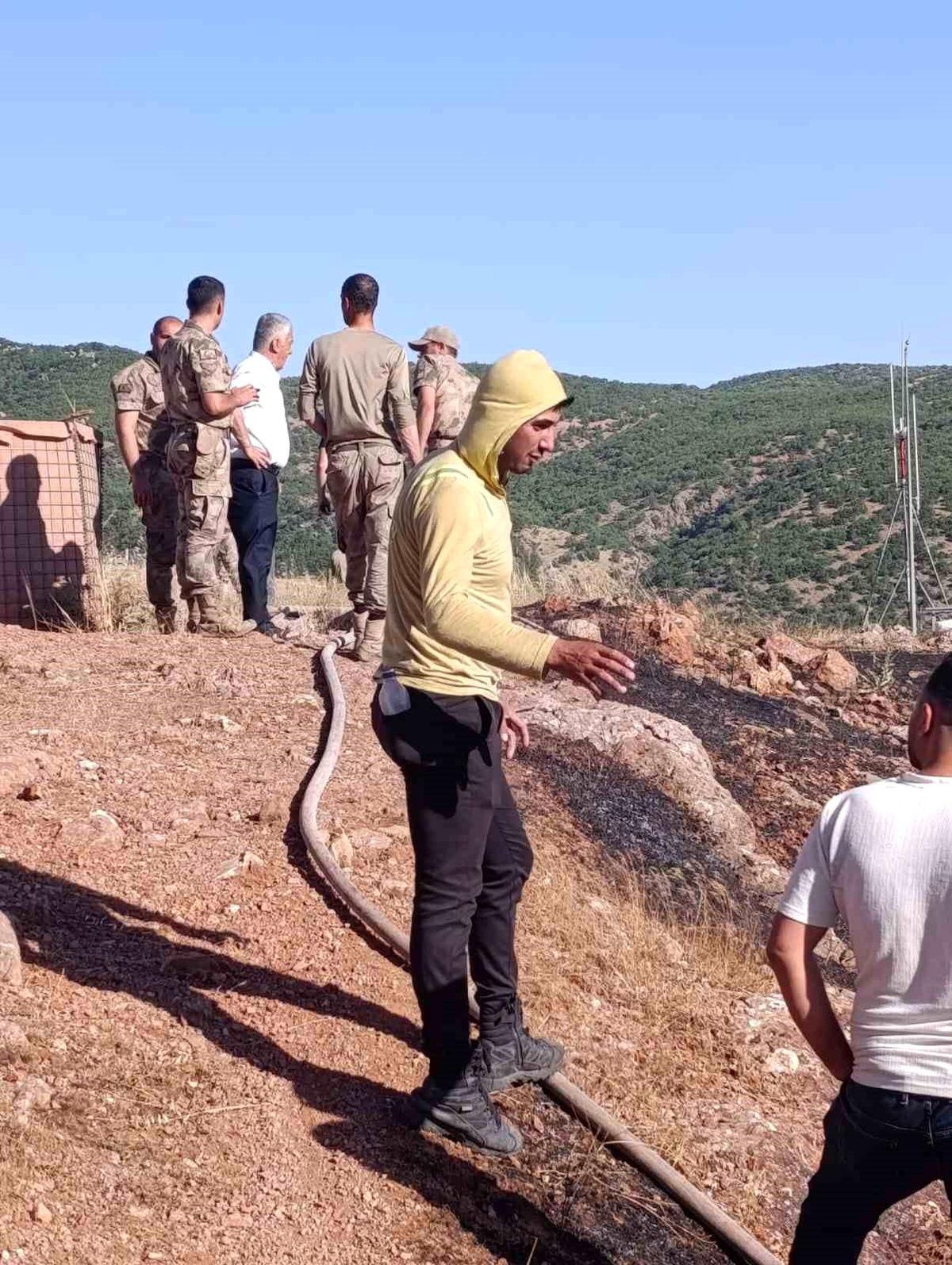 Siirt'in Baykan ilçesinde çöplerin yakılması sonucu çıkan yangın söndürüldü.