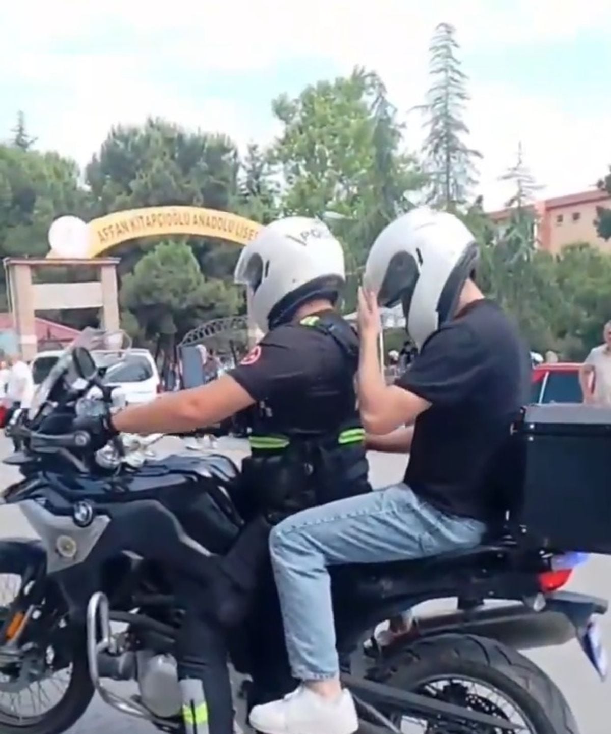 Trabzon'da polis ekipleri, YKS AYT oturumuna geç kalan öğrencileri motosikletlerle sınav merkezlerine taşıyor.