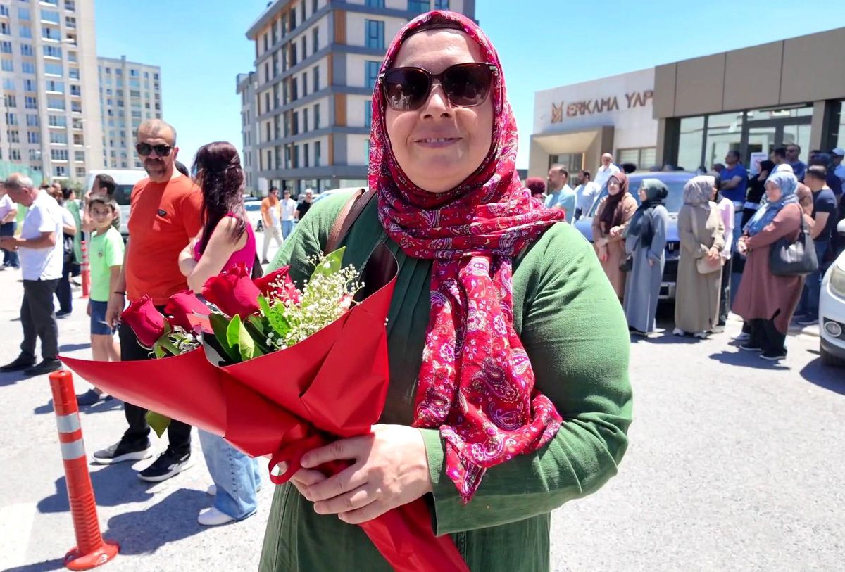 Beylikdüzü'nde bir anne, YKS'nin AYT oturumuna giren oğlunu sınav çıkışında çiçeklerle karşılıyor.