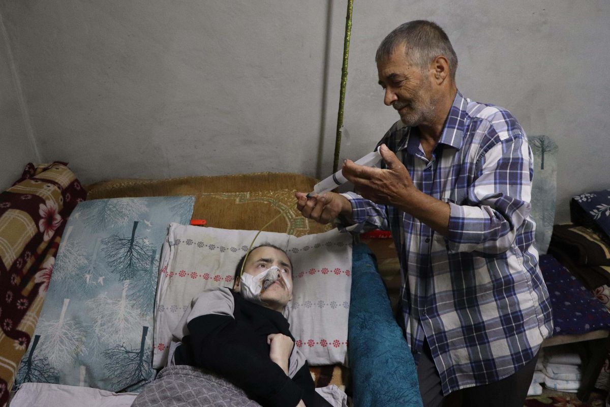 65 yaşındaki baba, 41 yaşındaki serebral palsi hastası oğluna 40 yıldır tek başına bakıyor