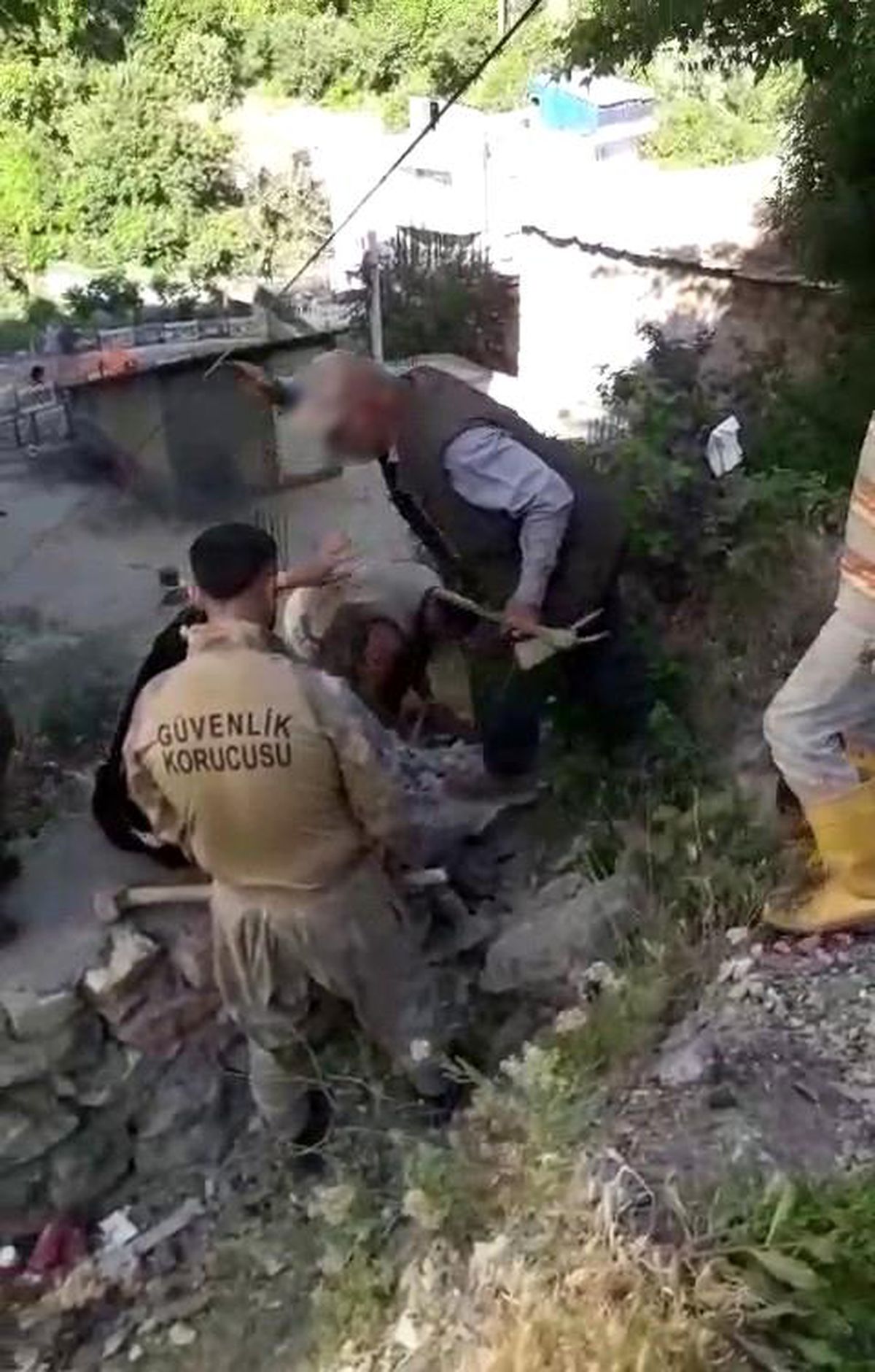 Şırnak'ın Uludere ilçesindeki bir adliye binası veya jandarma karakolu önü.