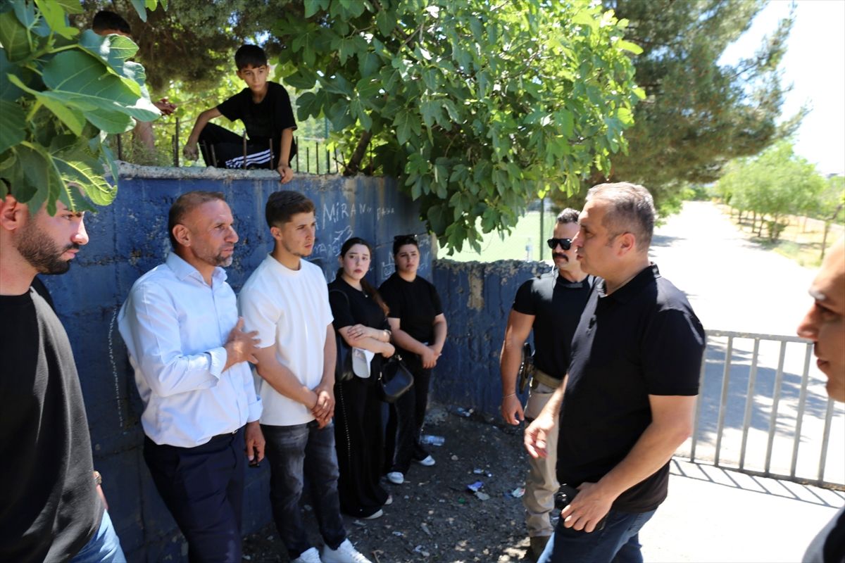 Şırnak'ta polis ekipleri AYT'ye geç kalan 12 öğrenciyi okullara yetiştirdi