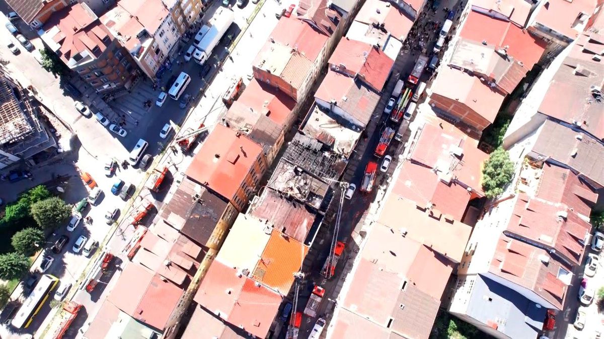 Sultangazi'de bir apartmanın çatısında çıkan yangın ve itfaiye ekiplerinin müdahalesi.