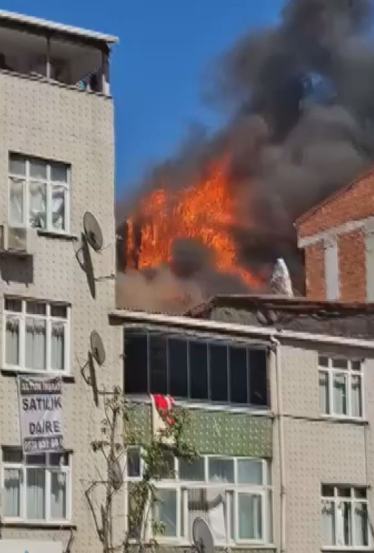 Sultangazi'de çatı yangını komşu binaya sıçradı