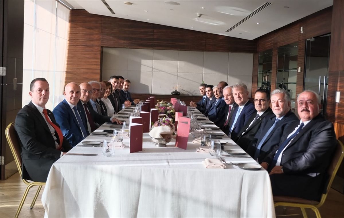 TBMM Başkanvekili Adan İzmir'de iş dünyası temsilcileriyle bir araya geldi