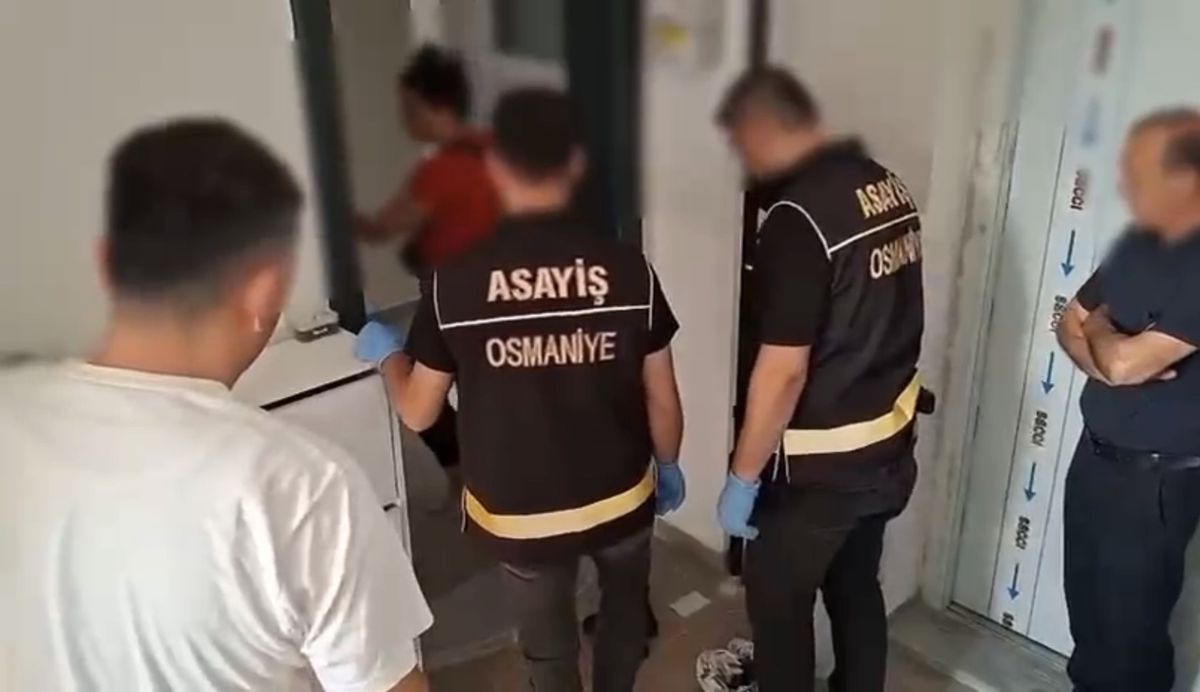 Osmaniye'de telefon dolandırıcılarına yönelik operasyonda polis ekipleri.