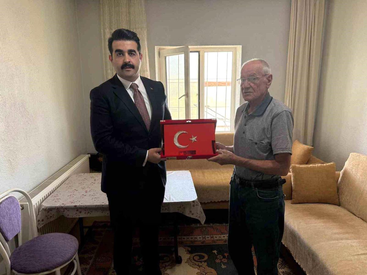 Tomarza'da Kaymakam Selim Eser ve kurum amirleri, Babalar Günü dolayısıyla şehit babalarını ziyaret etti.
