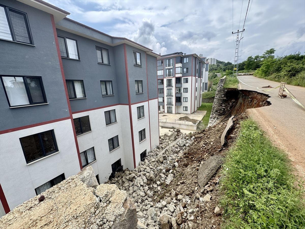 Trabzon'da çöken istinat duvarı 2 daireye zarar verdi