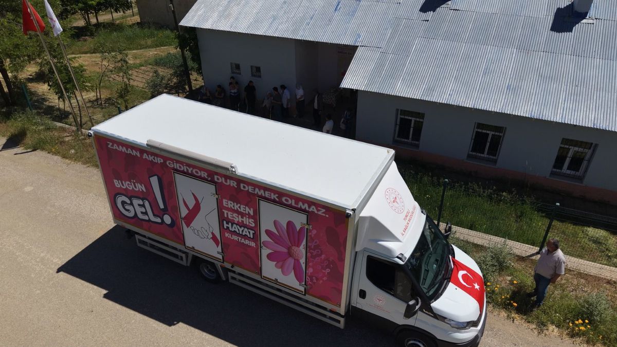 Tunceli'de mobil kanser tarama aracı köylerde hizmet verirken