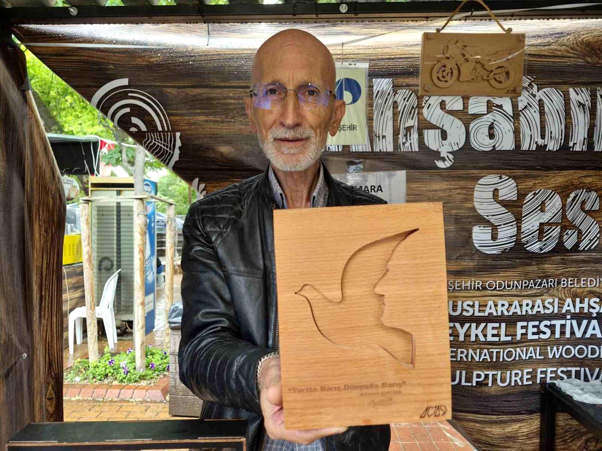 Eskişehirli emekli uçak teknisyeni Mehmet Dündar'ın ahşap puzzle ve biblo atölyesi.