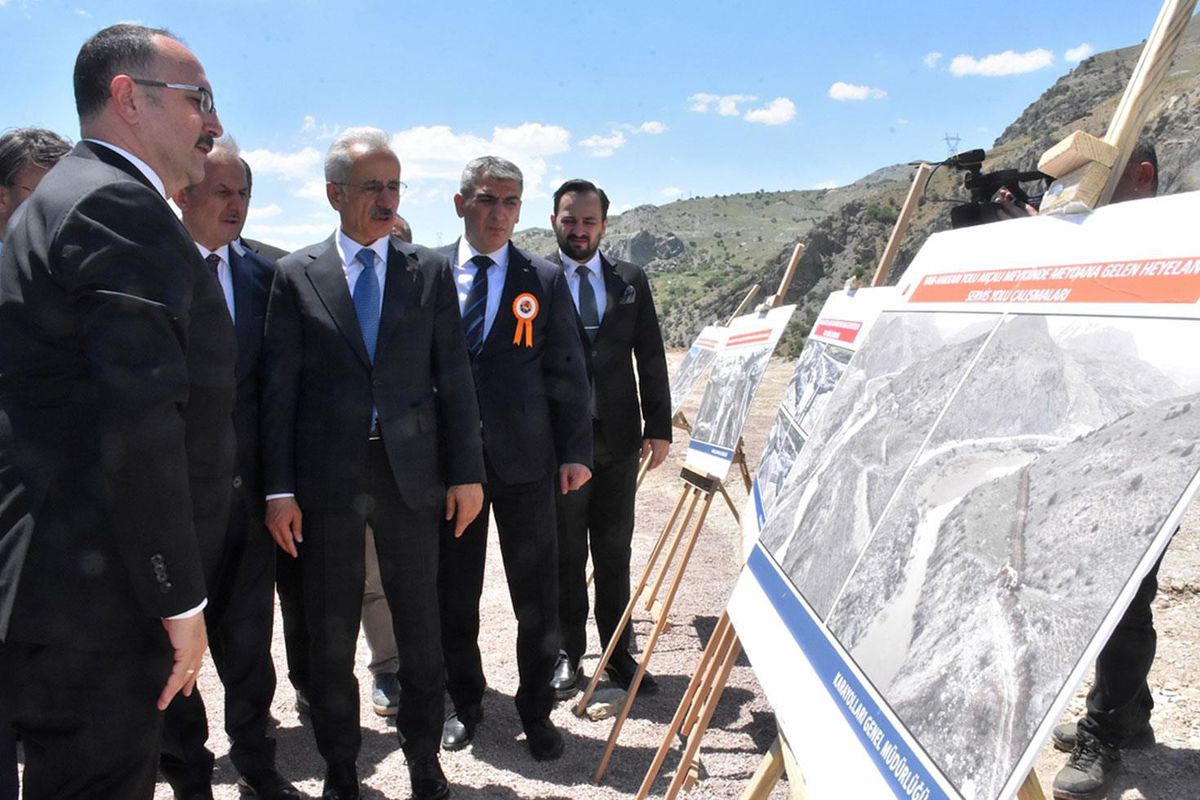 Müjdeyi Bakan Uraloğlu verdi: 35 dakikalık yol 10 dakikaya inecek