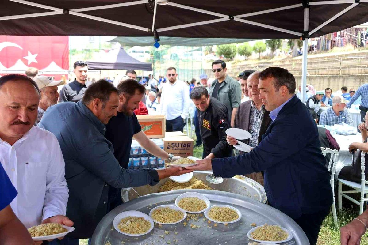 Bilecik Valisi Faik Oktay Sözer, Hıdırellez şenliklerinde vatandaşlarla sohbet ediyor.