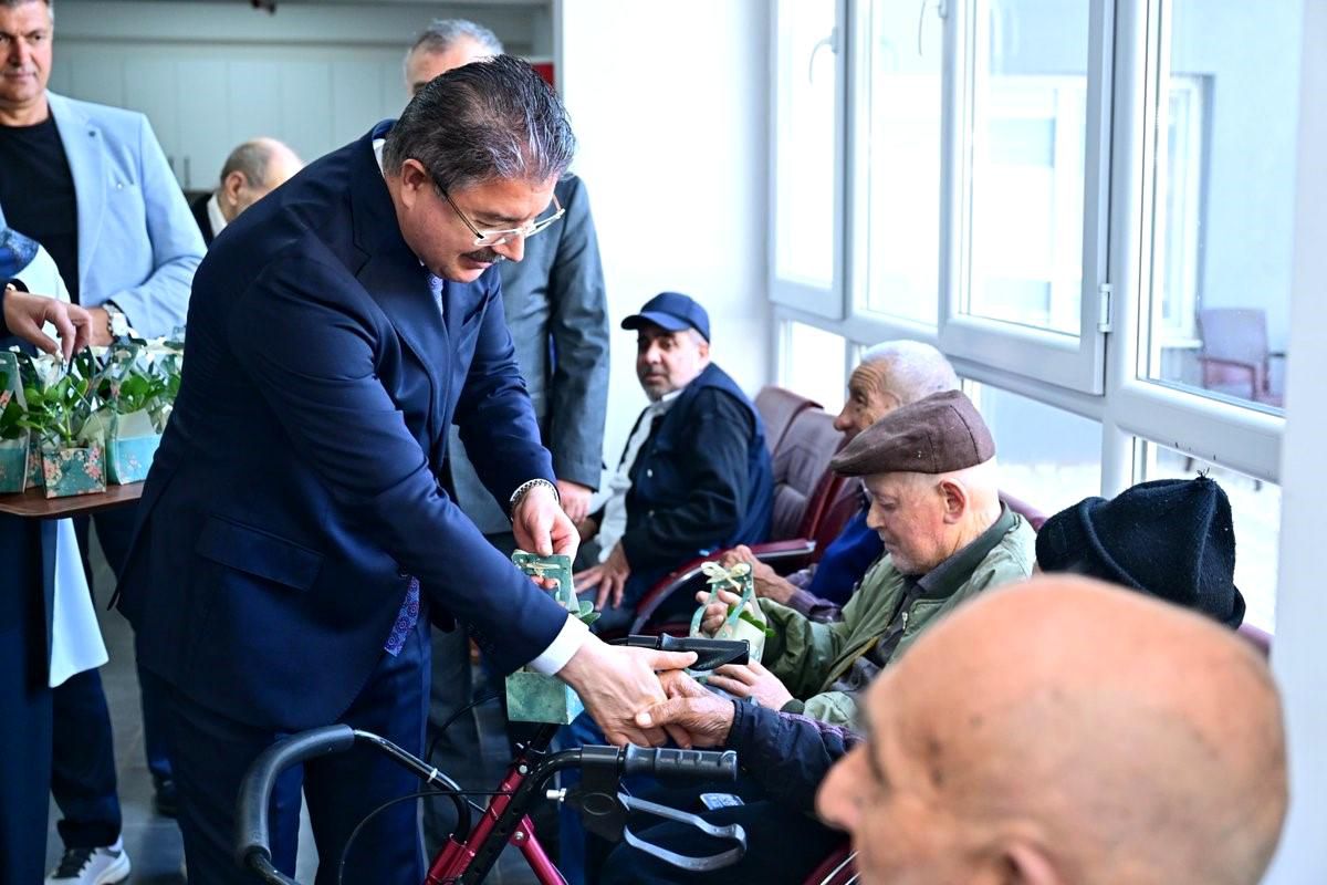 Vali Yılmaz, Yaşlı Bakım ve Rehabilitasyon Merkezi'nde Babalar Günü pastası kesti