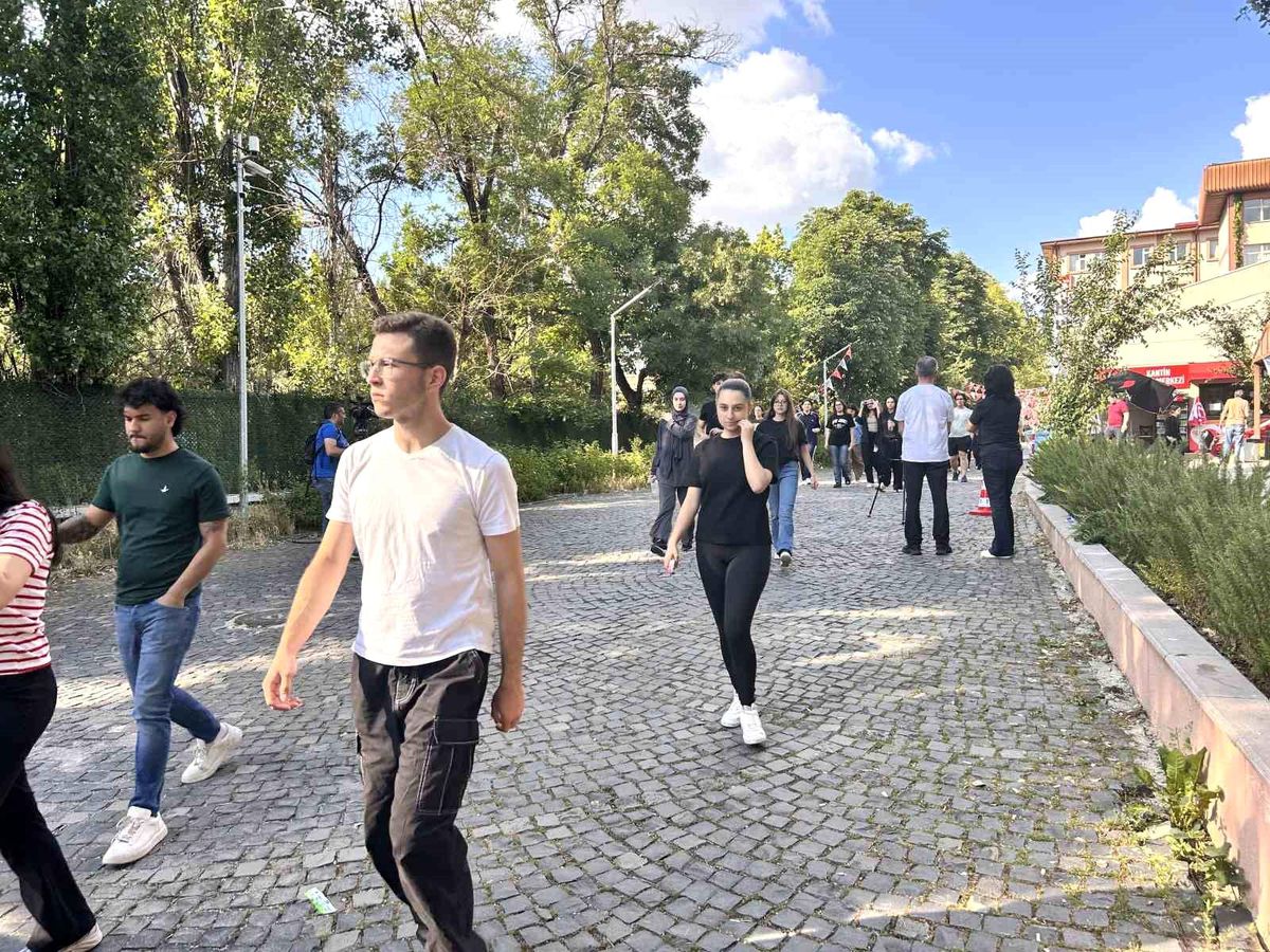 YKS Yabancı Dil Testi (YDT) sınavına giren adaylar.