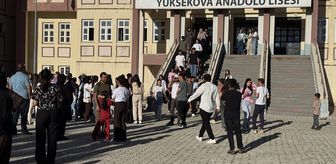 YKS'de görevli babalarının gününü sürpriz yaparak kutladılar