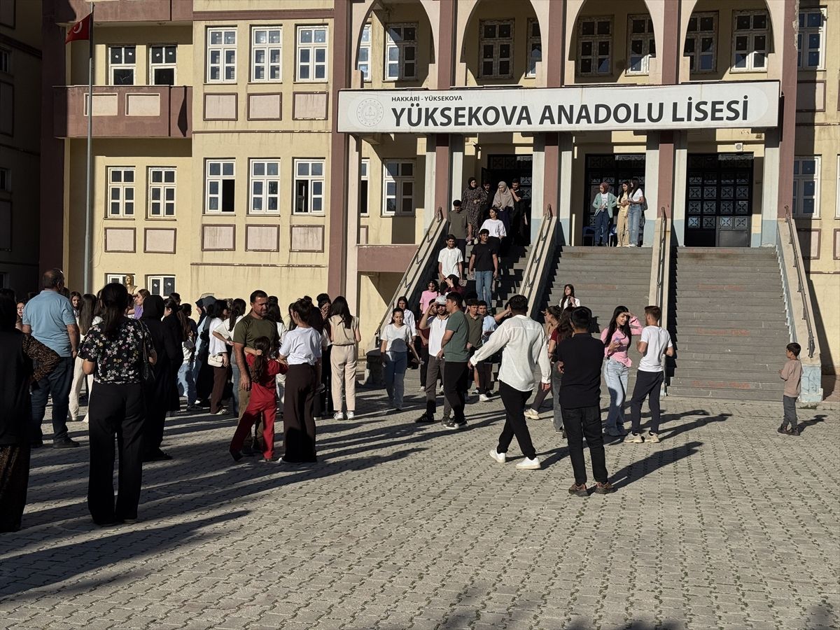YKS'de görevli babalarının gününü sürpriz yaparak kutladılar